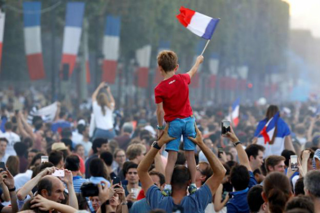 Vua World Cup Pháp về nước: 500.000 fan đốt pháo sáng, máy bay đón chào hoành tráng - 7