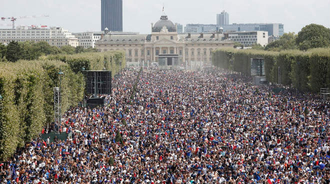 Vua World Cup Pháp về nước: 500.000 fan đốt pháo sáng, máy bay đón chào hoành tráng - 8