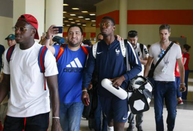 Vua World Cup Pháp về nước: 500.000 fan đốt pháo sáng, máy bay đón chào hoành tráng - 4