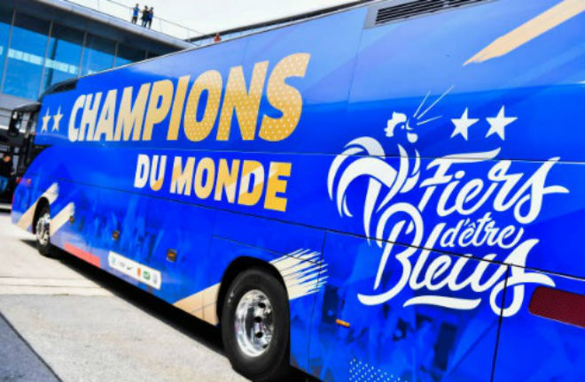 Vua World Cup Pháp về nước: 500.000 fan đốt pháo sáng, máy bay đón chào hoành tráng - 1