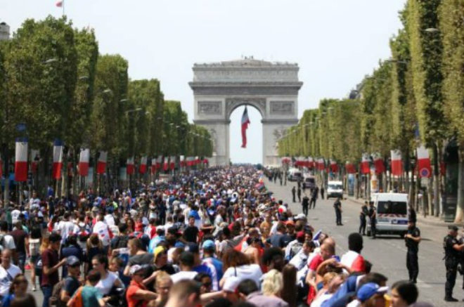 Vua World Cup Pháp về nước: 500.000 fan đốt pháo sáng, máy bay đón chào hoành tráng - 2