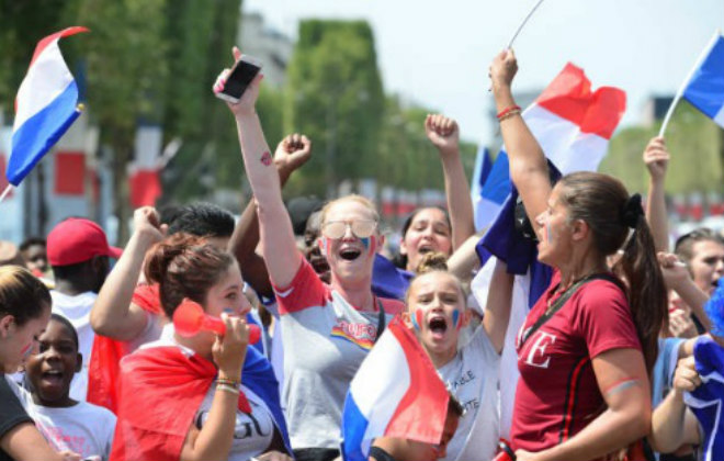 Vua World Cup Pháp về nước: 500.000 fan đốt pháo sáng, máy bay đón chào hoành tráng - 3