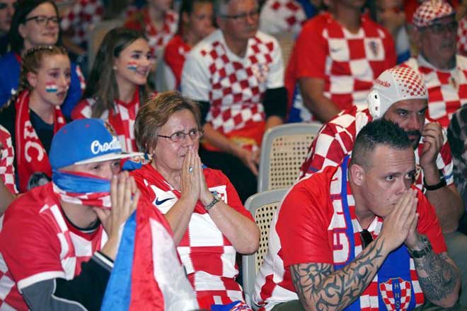Ấn tượng World Cup 16/7: Fan cuồng cởi sạch, Pháp – Croatia hai nửa thế giới - 5