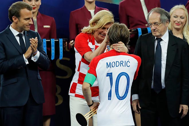 Ấn tượng World Cup 16/7: Fan cuồng cởi sạch, Pháp – Croatia hai nửa thế giới - 9