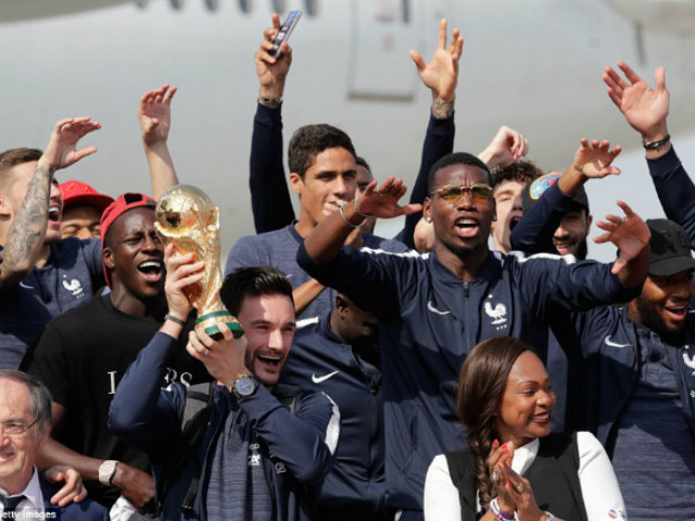 Vua World Cup Pháp về nước: 500.000 fan đốt pháo sáng, máy bay đón chào hoành tráng