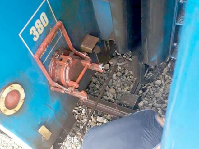 Tin tức trong ngày - Đường sắt lại gặp sự cố, đoàn tàu đứt làm đôi