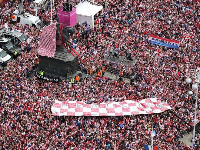 25 vạn người Croatia đổ ra đường đón &#34;anh hùng&#34; trở về từ World Cup - 1