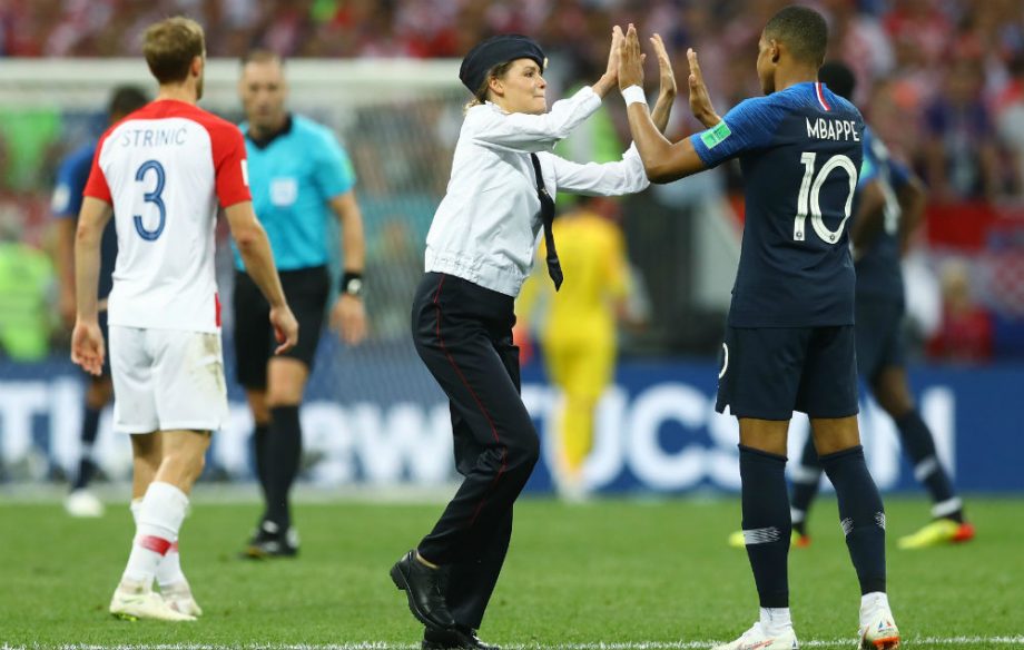 Hình phạt cho nhóm nhạc Nga xông vào phá đám chung kết World Cup - 1