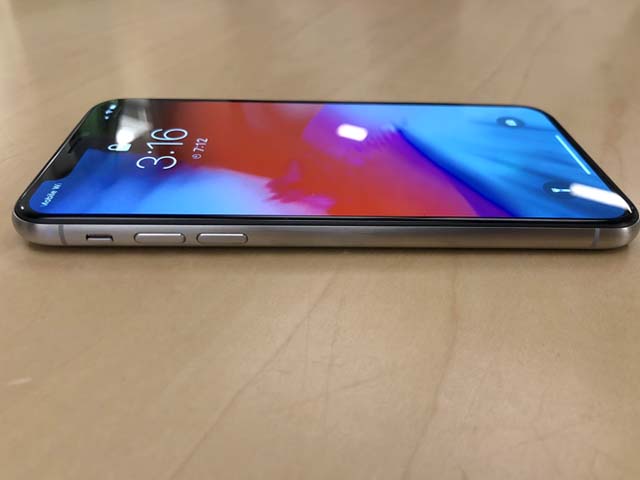 Thời trang Hi-tech - "Đánh bóng" iPhone X bằng bọt biển và kết quả bất ngờ