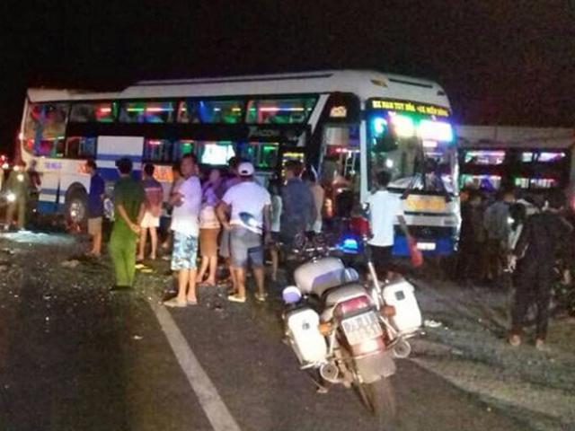 Tin tức trong ngày - Xe khách lùi ra quốc lộ, 5 người thương vong