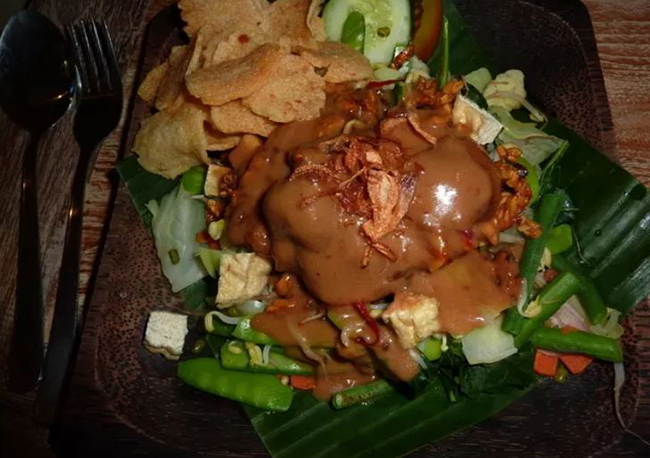 Gado-gado: Gado-gado khá giống với ketoprak vì nó cũng có sốt đậu phụ, nhưng thành phần của nó chủ yếu từ các loại rau như bắp cải, rau bina, giá đỗ, đậu xanh...