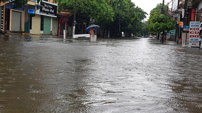Mưa to nhiều ngày liên tục, người dân TP.Vinh không dám ra khỏi nhà - 9