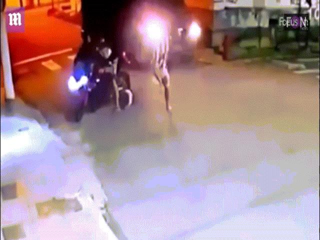 Bị hai thanh niên cướp mô tô, cảnh sát Brazil rút súng bắn liên tiếp