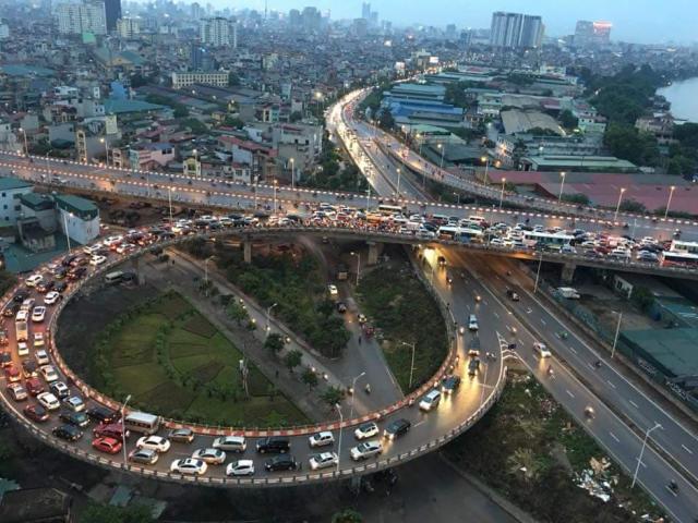 Tin tức trong ngày - HN: 4 ô tô tông nhau trên cầu Vĩnh Tuy, tài xế méo mặt vì đường tắc kinh hoàng