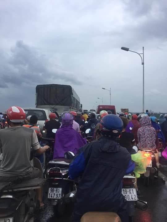 HN: 4 ô tô tông nhau trên cầu Vĩnh Tuy, tài xế méo mặt vì đường tắc kinh hoàng - 4