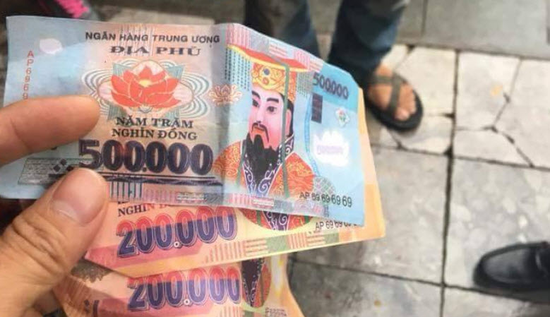 Khách Tây tố tài xế xích lô ở Hà Nội trả lại... tiền âm phủ - 1