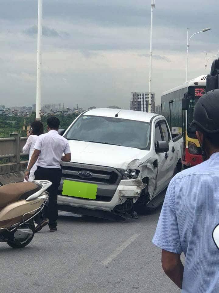 HN: 4 ô tô tông nhau trên cầu Vĩnh Tuy, tài xế méo mặt vì đường tắc kinh hoàng - 1