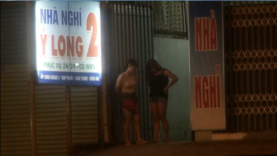 Clip: Các cô gái trẻ công khai rủ khách "mây mưa" - 1