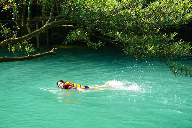 Suối Moọc, Quảng Bình: Đắm mình trong làn nước mát chỉ 20 độ C - 1
