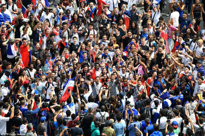 Vua World Cup Pháp về nước: 500.000 fan đốt pháo sáng, máy bay đón chào hoành tráng - 7