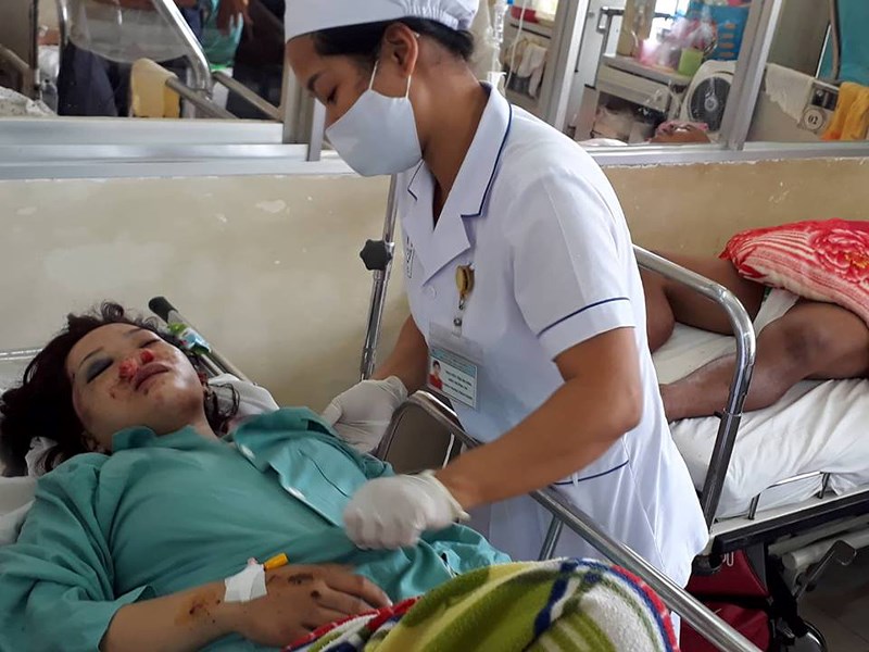 Xe khách lùi ra quốc lộ, 5 người thương vong - 2