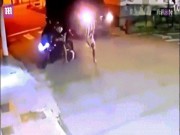 Thế giới - Bị hai thanh niên cướp mô tô, cảnh sát Brazil rút súng bắn liên tiếp