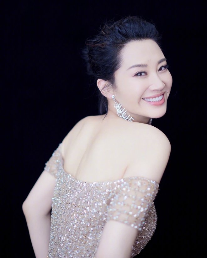 &#34;Thánh cô&#34; Hứa Tình lả lơi quyến rũ bất chấp tuổi U50 - 6