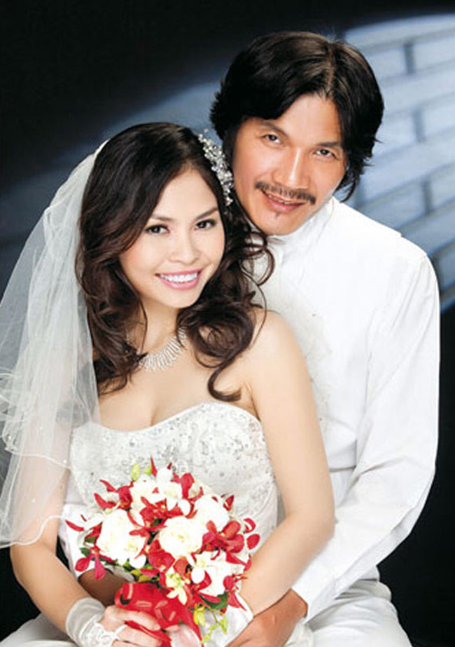 Cô dâu của anh không ai khác chính là học trò trong trường Sân khấu điện ảnh anh đang giảng dạy: nữ diễn viên Tuyết Vân kém anh 22 tuổi.