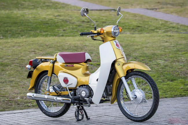 Riêng phiên bản Super Cub kỷ niệm 60 năm màu vàng thì được lấy cảm hứng từ mẫu Super Cub 1971 và cũng là để kỷ niệm 10 triệu chiếc được đóng tại nhà máy Suzuka của Honda.