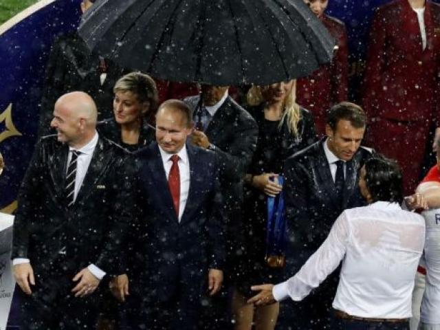 Thế giới - Sự thật về người phụ nữ đứng gần Putin "trộm" huy chương World Cup