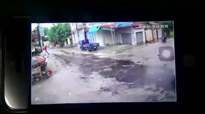Clip: Nam thanh niên lộn nhiều vòng trên không trung sau khi tông trúng ô tô