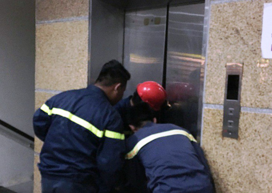 7 trẻ em mắc kẹt trong thang máy Thư viện tỉnh Thanh Hóa - 1