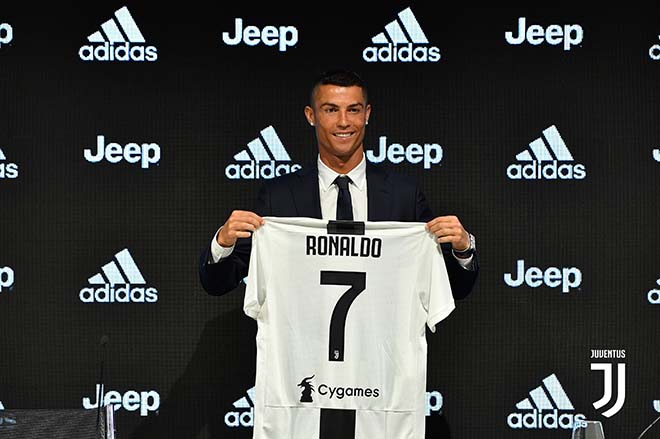&#34;Ông trùm&#34; Ronaldo ra mắt: &#34;Vua&#34; lương bổng, sóng ngầm đe dọa Juventus - 1