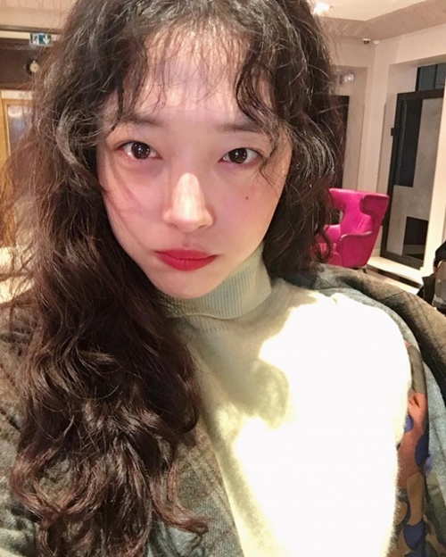 Nữ hoàng tai tiếng Sulli: Mặt xinh thì để tóc bà già cũng đẹp - 5