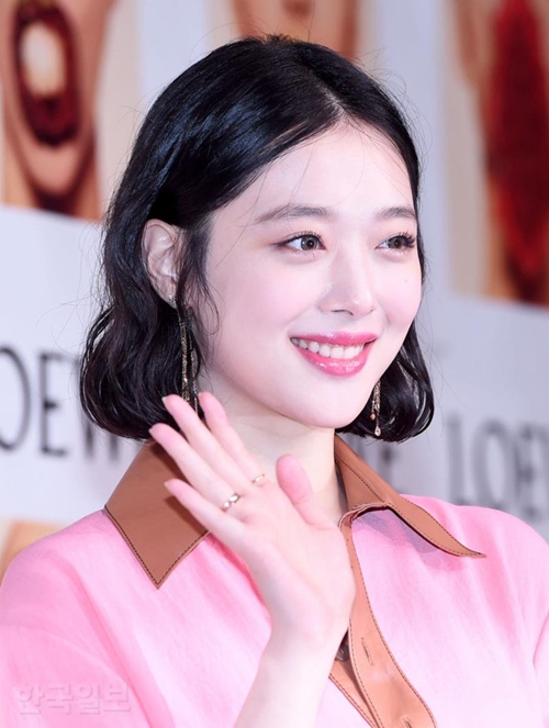 Nữ hoàng tai tiếng Sulli: Mặt xinh thì để tóc bà già cũng đẹp - 4