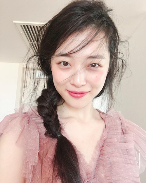 Nữ hoàng tai tiếng Sulli: Mặt xinh thì để tóc bà già cũng đẹp - 9