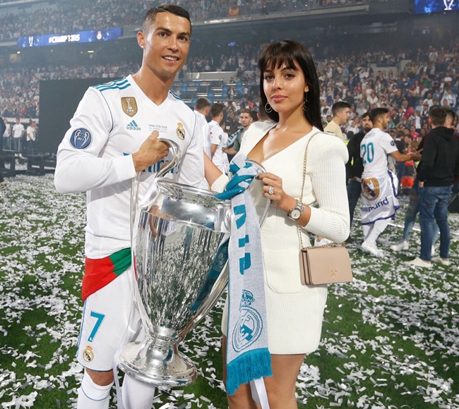 Thông tin Ronaldo sẽ chuyển tới Juventus thi đấu kể từ mùa giải tới với bản hợp đồng trị giá 100 triệu Euro (hơn 116 triệu USD) có thời hạn 4 năm gây xôn xao làng túc cầu thế giới. Ngay sau khi ra mắt Juventus vào ngày 16.7 vừa qua, cô bồ theo chân CR7 tới Ý cũng nhận được sự chú ý của người hâm mộ.