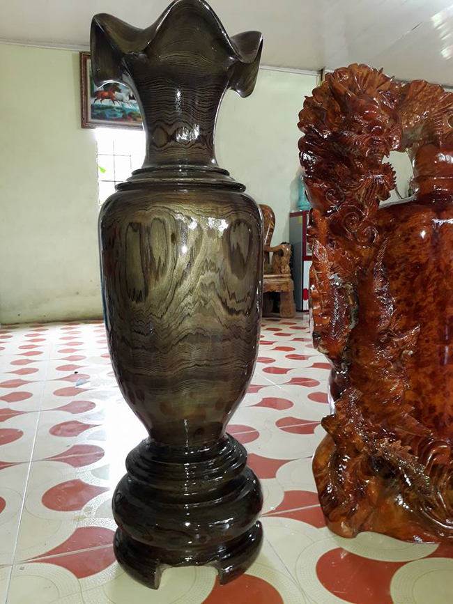 Thủy tùng&nbsp;là loài gỗ cực kỳ quý hiếm có hàm lượng tinh dầu lớn và được cho rằng mang tính chất phong thủy cao, được các đại gia săn lùng. Tuy nhiên, trên thị trường hiện nay có không ít những sản phẩm rao bán loài gỗ quý này. Các chuyên gia về gỗ cho biết, đến 90% là hàng dởm.