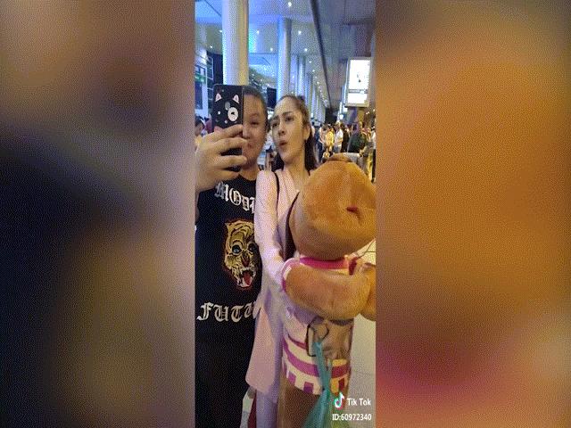 Đời sống Showbiz - Tình cũ Hồ Quang Hiếu bị quay lén ở sân bay và phản ứng bất ngờ