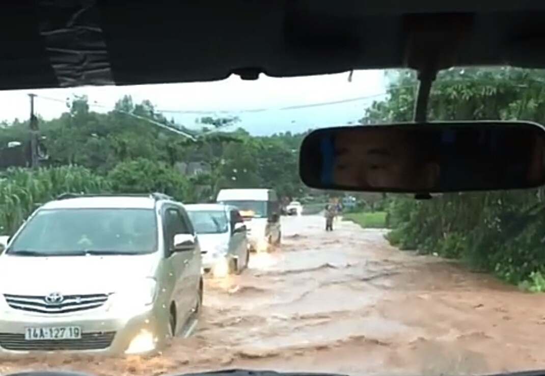 Mưa dồn dập vì bão số 3, lũ dâng cao khắp nơi ở Quảng Ninh - 3