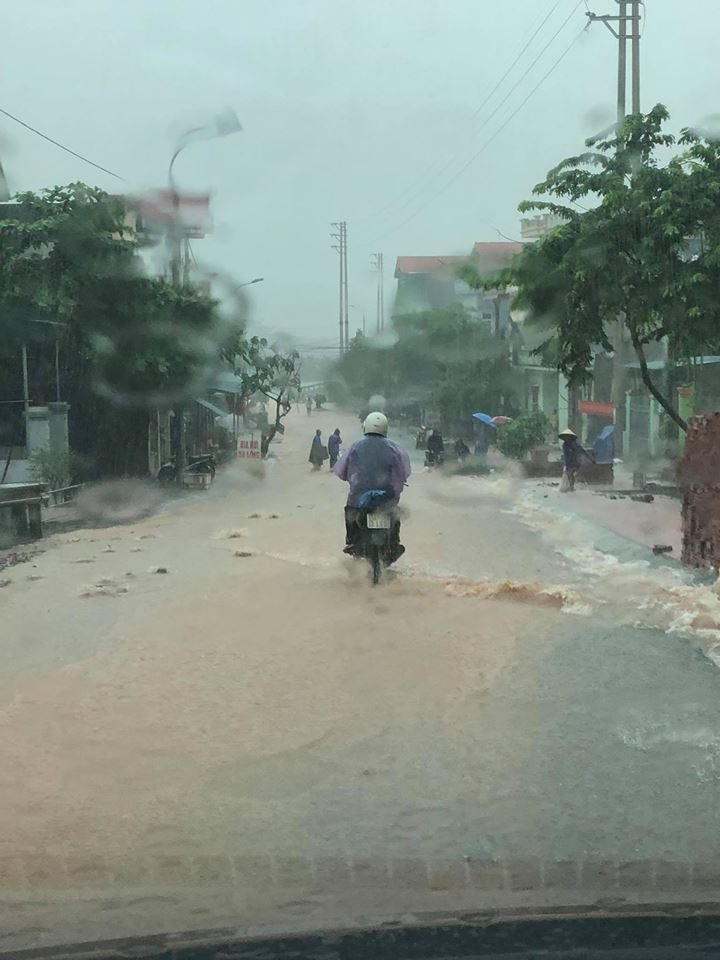 Mưa dồn dập vì bão số 3, lũ dâng cao khắp nơi ở Quảng Ninh - 2