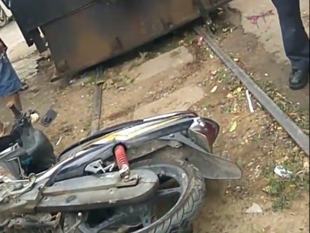 Tin tức trong ngày - Bị tàu lửa tông, người nhà dùng xe máy chặn đoàn tàu để "bắt đền"