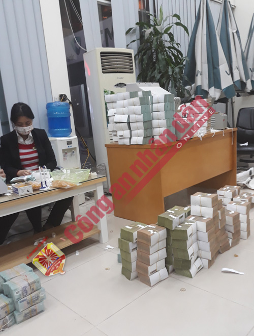 Cận cảnh &#34;kho tiền&#34; khổng lồ thu được trong đường dây đánh bạc ngàn tỷ RIKVIP - 10