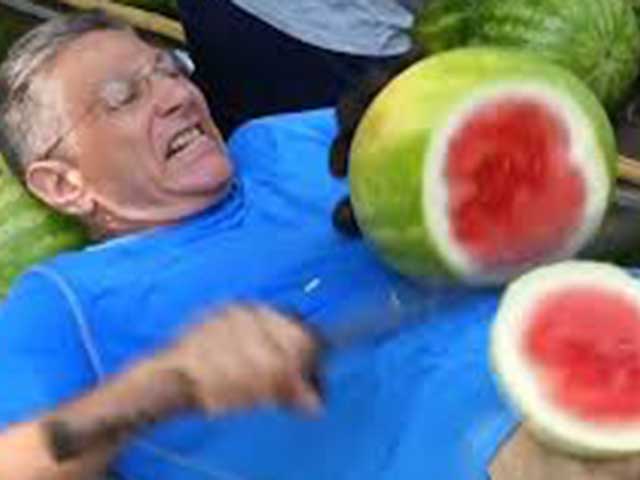 Thể thao - Cụ ông U70 liều mạng: Kiếm Nhật chém xuống bụng để... bổ dưa