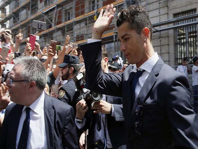 “Siêu bom tấn” Ronaldo: Sếp lớn tiết lộ cực sốc, Messi ”nhờ vía” thoát án tù