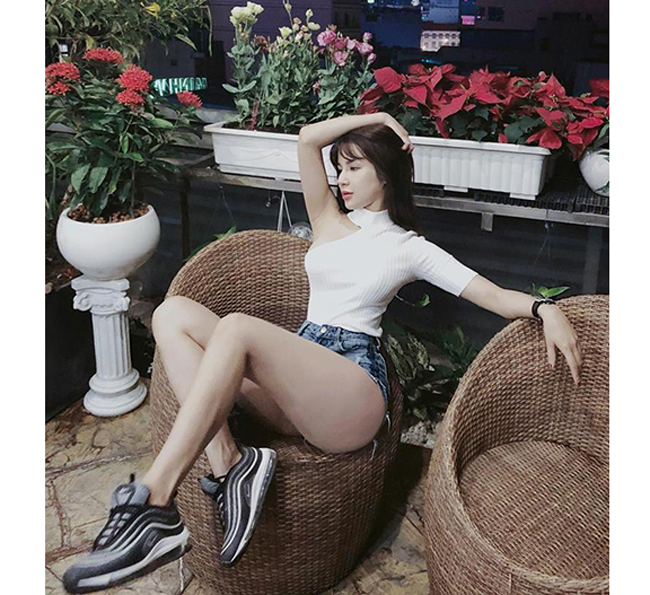 Diệp Lâm Anh chọn mặc quần siêu ngắn với áo dài tay như hot girl phòng gym Yến Xuân.&nbsp;