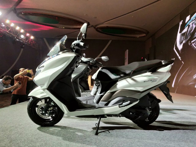 Suzuki Burgman Street lên kệ, giá 22,4 triệu đồng