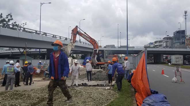 TPHCM: Sụt lún “khủng” trên đại lộ nghìn tỷ, giao thông “tê liệt” - 1