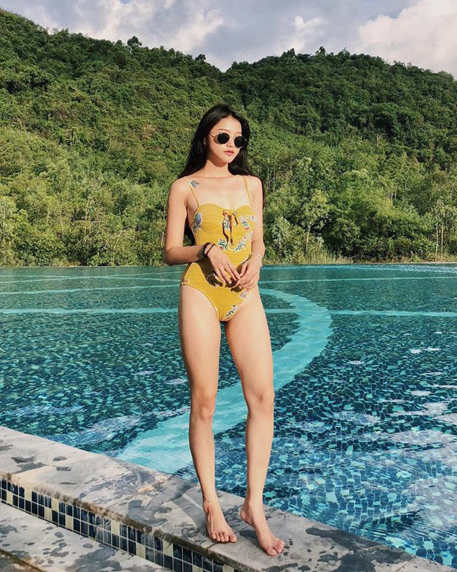 Linh Thỏ (cô gái sở hữu hơn 50.000 lượt theo dõi trên Facebook) là 1 trong 32 hot girl tham gia chương trình "Nóng cùng World Cup".