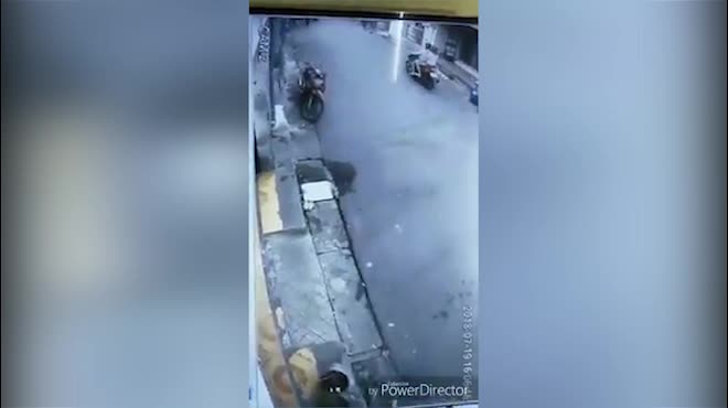 Clip: Người phụ nữ bồng con nhỏ bị cướp kéo lê trên phố Sài Gòn